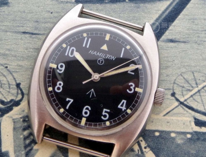 1975 年皇家海军汉密尔顿 W10 腕表。表盘和指针与它所取代的 Smiths W10 非常相似，但采用了新的硬壳式酒桶形表壳，以增加手表的耐用性。