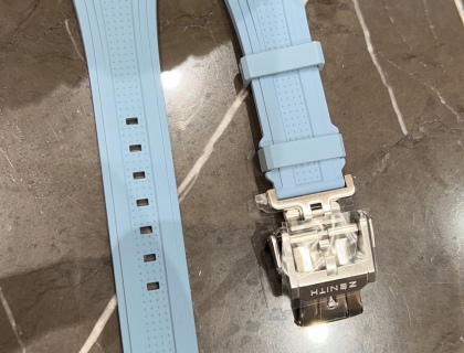 随表附赠同色橡胶表带，表扣也贴心的才用了折叠设计