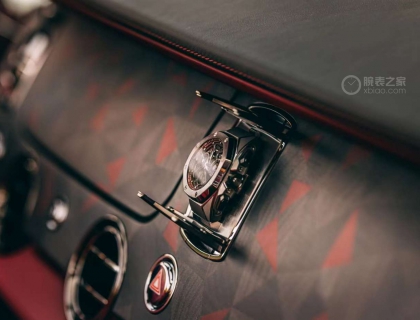 该车还镶嵌有一块客户特别定制的可佩戴的爱彼皇家橡树概念腕表。