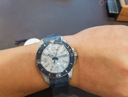 第三块机械表，百年灵的超级海洋，42mm，公价30300元，2023年9月17日购买的，其实买欧米茄之前就关注这个牌子了，因为本人日常穿搭比较休闲运动，休息日常参加，户外活动钓鱼什么的，尤其是海钓，奈何网购价格不美丽，所以前面买了欧米茄，老婆说那块表戴着老气横秋的，事实证明，欧米茄正装表不适合我，正好休假出去玩的时候到百年灵专卖店去逛，这次带上夫人一块参谋，结果一致选定这块百年灵超级海洋500m。