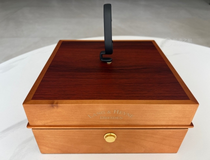 木盒特色是上面一个孔，里面配置一个摆设装置可以把手表固定摆放在盒子上