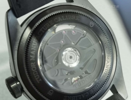 搭载帝舵表原厂机芯MT5602-1U帝舵首枚全黑机芯，营造视觉上的技术感，强化高性能的特质，大师天文台，误差每日0/+5S,动储70小时，防磁