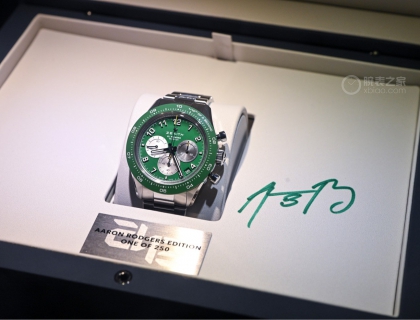 ZENITH 真力时品牌代言人阿隆-罗杰斯以 CHRONOMASTER Sport 腕表精钢款为基础，期望自己设计的限量版时计能够采用一直伴随自己辉煌运动事业的绿色打造。此款作品采用绿色陶瓷为表圈材质并于之上镌刻 1/10 秒刻度。其表盘亦采用与表圈同一色调的绿色漆面表盘与之呼应