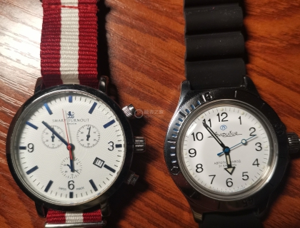 左边是十年前在伦敦上学的时候哈罗德商场买的一个计时码表，石英的。