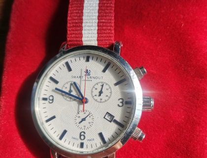 手表正面，瑞士制造，应该是真的，伦敦的哈罗德商场应该不会卖假货。