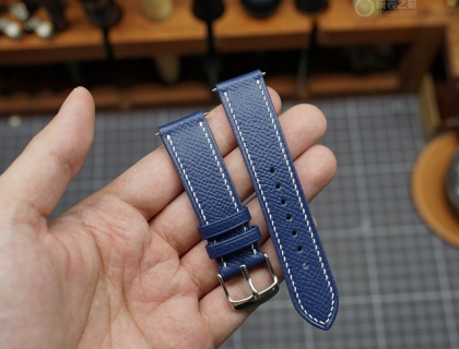 订制的Epsom宝石蓝掌纹牛皮带，皮软好带。