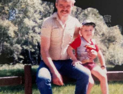 1982 年，我和我已故的父亲在舍伍德森林的大橡树 (Major Oak)
