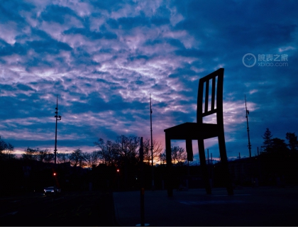 黎明前，日内瓦万国宫前的断腿椅雕塑