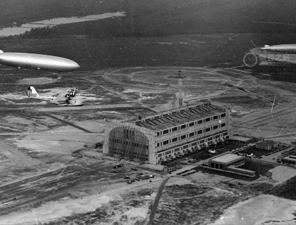 兴登堡号于1936年5月9日到达莱克湖，洛杉矶号在右上方停泊。