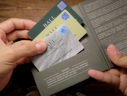 随表附带了三张卡，保卡、天文台认证卡和限量身份卡。