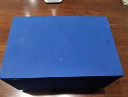 到手就是这个蓝盒子。不知道其他盘面的是不是也是蓝盒子。