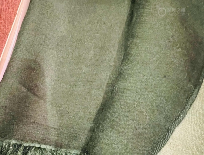 打开是一条丝巾 丝巾很长 绿色由深到浅 挺好看的 但是打开以后就叠不回去原样了
