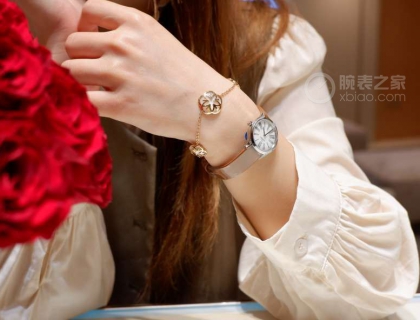 腕表搭配一条金棕色Novonappa皮表带，并配备名典系列表扣。内部搭载欧米茄4061机芯，特制的表背呈现镜面效果，饰以“Her Time”（她的时光）图案。