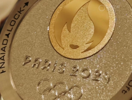 表背饰有“Paris2024”字样和奥运五环图案，以及由Moonshine18K金制成的2024年巴黎奥运会标识，均经过镜面抛光处理。精钢表背采用了欧米茄独有的 NAIAD LOCK技术。