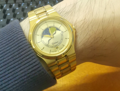 机缘巧合，四月的第一天还在美丽国旅行的时候，在新罕布什尔一家经营中古手表的店里发现了这块全金色的西铁城月相手表，一眼就被这复古优雅的表盘给迷住了。跟老板沟通得知这块手表产于1988年，是多年前他从百货商店的专柜购买到的撤柜商品，店里也仅有这一只，外观以及运行状态都非常好，标的299刀。尺寸不大，目测34、35mm的样子，正好这个尺寸和我手腕、身材都适配。我觉得缘分到了就果断拿下。