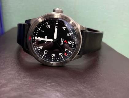 豪利时这个品牌很多人不太了解，喜欢上这块表是对于飞行腕表的钟爱，我觉得在设计方面它不输给万国的飞行员。