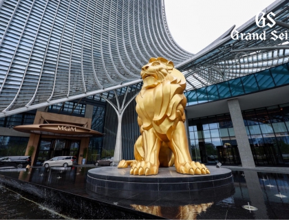 活动地点在上海徐汇区的美高梅酒店，门口的金狮子和冠蓝狮的logo非常相似。这是不是品牌选这里的原因。