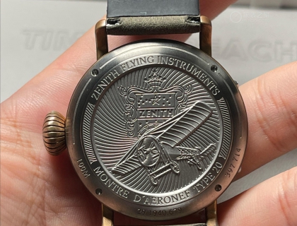 此外，这款腕表的后盖上还刻有路易·布莱里奥（Louis Blériot）佩戴真力时腕表飞越英吉利海峡时的飞机风采以及真力时飞行仪器标志。这不仅是对历史的致敬，更是对未来冒险精神的传承。