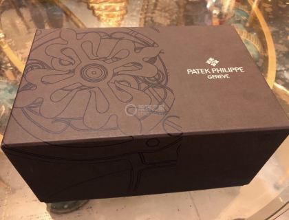 百达翡丽经典的外盒包装，历经十数年岁月依旧如新。