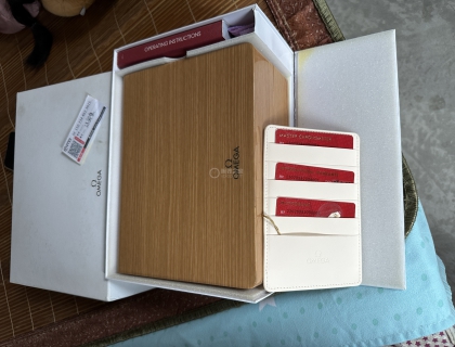 欧米茄的盒子一直是最霸气的，很有质感，还有通红的3张卡片，无不显示出她的尊贵……