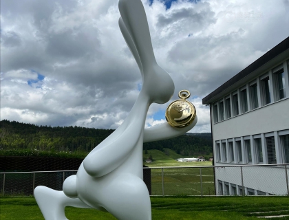 博物馆外的兔子雕塑