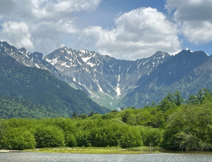 上高地位于日本阿尔卑斯山脉的发源地，是中部山岳国立公园中心的壮丽山谷。