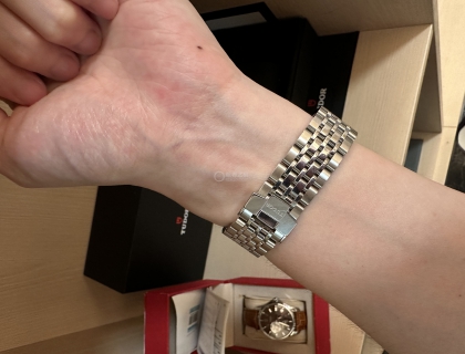 表链远看确如大表哥所说，隐约有珠带的感觉，但辨识度又不至于在伦敦被人打劫哈哈。