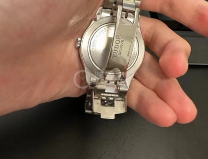 得益于蚝式底盖和旋入式表冠，正装表也拥有100米防水。