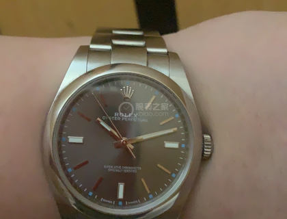 当时想入这一款最主要的2个原因就是 1.因工作关系（国企，还是要注意点影响，导致没有如水鬼，哎，没想到后面涨价那么狠，我记得当时好像是6W就可以买，而且有现款），2.手腕太细，当时体重120多，试戴了水鬼等，确实显得有点大，外加辨识度太高，哎，放弃了，而114300因为是当时新出的 手表厚度相对适中，39表盘更适合我当时的手腕（现在的图片实际是发福以后的，已经粗了很多，请忽略 哈哈）