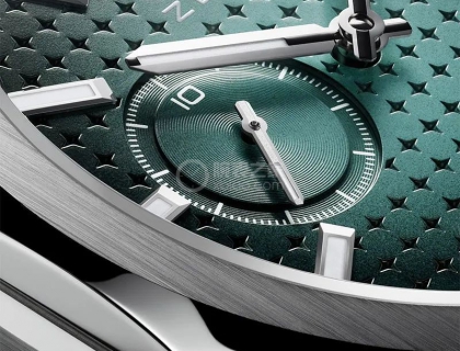 Defy Skyline Edition Paris腕表是Zenith首次在现代Defy表款中采用青铜绿渐层效果的作品，这为镌刻Zenith经典星空图案的几何表盘更添一层微妙的深邃感。
铜绿色表盘的鲜明色调，带来久经风雨考验的独特感受；此外，表盘的渐层效果亦让Defy Skyline Edition Paris腕表自芸芸时计作品中脱颖而出。在1969年推出的首批Defy腕表中，Zenith便已使用此开创性设计。当中，型号A3642、A3690和A3691更凭借其独特颜色以及从中央向边缘逐渐加深的渐层光晕效果，在1970年代风行一时。Defy Skyline Edition Paris腕表是Zenith首次在现代Defy表款中采用此效果的作品，这为镌刻Zenith经典星空图案的几何表盘更添一层微妙的深邃感。