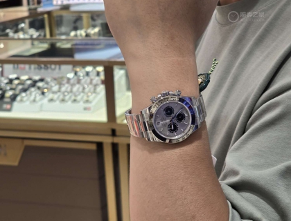 再来看看另外一块好表全白金熊猫，有幸在装柜碰到它并且给与可以拿下的机会。上手后也真的很喜欢，黑色的表圈对称着灰色的表盘真的是绝配。但是表圈同色的稍显单调以及整个白金表圈和表带烘托出的精致正式感让我犹豫并且放弃了。我要的是一块天天能戴身上哈比的迪通拿，白金熊猫可能太高调和富贵了，是我的身份和它不配😂😂😂