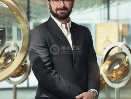 Sébastian Vivas：AP文化遗产与博物馆馆长，Musée Atelier博物馆-工作坊建筑计画的领导者。拥有纳沙泰尔大学现代史硕士学位，曾于积家担任历史典藏时计经理。2012年3月成为AP博物馆馆长，组织包含历史学家、制表师及档案管理员在内的10人团队，致力发扬品牌历史创作。语出当下，我们正站在一个历史的交会点，后方是1875年AP创始的起点(甚至建筑物本身源自更早以前的1868年)，前方则通往2020年全新落成的Musée Atelier博物馆-工作坊——AP近年来最「大」的作品。是的，这座Musée Atelier不仅展示着了300多件AP创立近150年来的种种古董与创新表款，就连建筑物本身，也可以说是一大创作。毕竟要在坡地上盖一栋与地形合而为一的建筑并不容易，何况还要跟本身就已经是古董的老家连在一起！而Musée Atelier从头到尾没有用到一根柱子，全凭5层厚11公分的弧形玻璃围绕出一圈接一圈的帷幕，撑起整栋建筑。用超越框架的前卫设计，延续跨越世纪的制表史。