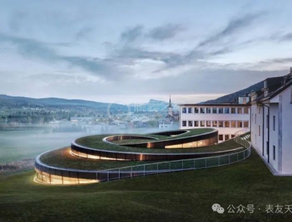 Audemars Piguet建于瑞士Le Brassus创始建筑旁的Musée Atelier博物馆-工作坊。「如果你问我，我会说历史就是一切。」问及历史对于一个钟表品牌的意义，Sébastian给了这样一个结论。在Sébastian看来，钟表是一个非常非常罕见的产业，因为这个产业所制作的每一件作品，都是既能够测量时间，又不会随着时代变迁就这么遭受淘汰的东西。尤其是相较于今日许许多多人们视为必需品但又终将被丢进垃圾桶里的电子产品，「表是永恒的物品，也是完全及时的物品。今天我们的表在使用200年、300年、400年后，仍然可以运作。你可以卖掉它，可以保留它，但你不会销毁它。这就是为什么历史如此重要，因为我们无时无刻不在历史之中。」