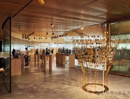 从AP创史建筑一路走进Musée Atelier，Audemars与Piguet家族族谱就树立于入口，象征品牌历史的开端。「我们文化遗产部门的任务，就是让这些美丽的表款被看见。」Sébastian表示：「这就是为什么我们设立了博物馆，为什么我们扩大视野、沟通不只是AP而且在AP创立以前就已经存在的历史。因为历史很早就开始了。这也是为什么我们决定推出一些受到历史启发、经重新设计并符合现在与未来的腕表。」好比2020年于Musée Atelier落成之际发表的复刻之作[RE] Master01，以及2024年重现Ref. 5159古董腕表的全新[RE]Master02。