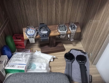 暂时上架的表，还有一堆手环和旧款智能表在抽屉