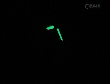 小时和分钟指针有夜光涂层，昏暗环境下夜光效果中规中矩