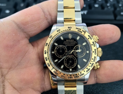 劳力士之中，间金款的迪通拿还是比较喜欢的，字面刻度是条钉的，黑色字面配金色表圈经典搭配。丰富的字面显示动感十足。