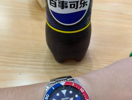 便利店里没找到蓝色包装的百事可乐，只能无糖凑合拍了