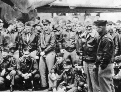 于是在1942年4月18日12时30分，美国空军中校杜立特率16架B-25轰炸机成功空袭日本，这是二战期间美军对日本本土实施的首次空袭，也称为杜立特空袭(Doolittle Raid)。杜立特空袭的实施，不仅是对日本违反国际战争准则不宣而战的一次报复，鼓舞了民心，提升了美军士气，为日后民众踊跃报名参军起到了一定的鼓舞和推动作用。空袭本身依然为处于抗战艰难期间的中国军民带来了希望，包括之后所有针对日本本土的空中打击从此有了更加响亮的称呼——“空袭东京”。这次行动中，航空母舰大黄蜂号向西至西太平洋海域之后，16架来自航空队的B-25B米切尔中型轰炸机从航母甲板上陆续起飞。16架轰炸机前去轰炸日本境内的军事目标，除了3架飞往横滨、名古屋和神户给日本形成“大规模轰炸”的假象外，剩下的直奔东京。每架轰炸机带有4枚500磅炸弹、1枚燃烧弹和3枚高爆炸弹，突击队在1小时内投下所有炸弹。
