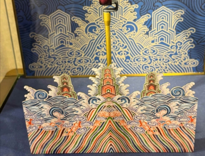 “浪涌乾坤”腕表