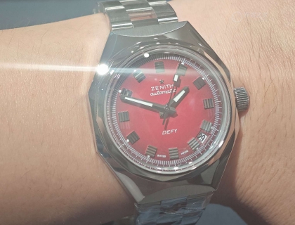 很亮，闪闪的壳子形状跟现在新款也不同