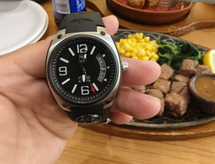 表盘有夜光，好不错，我发雷美诺时帖子，有这款夜光照片