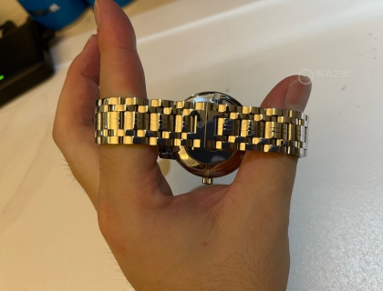 唯一遗憾的是背面不是透明的，可能是因为机芯本身不是这款表的卖点吧