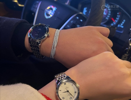 佩戴上后的合照😌😌😌，男女表的日历窗口还是不同的😏