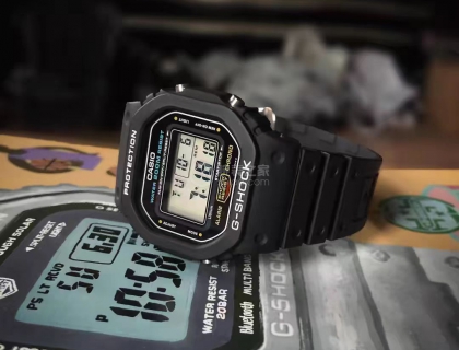 卡西欧G-SHOCK主打的就是一个耐用，防水、摔不坏、砸不烂的表壳，200米的防水日常生活妥妥够用了，妥妥合适我这样的打工人通勤用，后来了解到SHOCK是打击冲击的意思，在医学上是休克之意。前面的G代表的是重力gravity的意思。