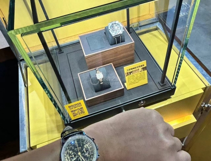 一周前带着它去南京西路百年灵精品店参观140周年古董表展。虽然已对品牌有所了解，但店员的讲解确实让人别开生面。百年灵居然也做过这么漂亮的装饰女表，媳妇眼都直了。