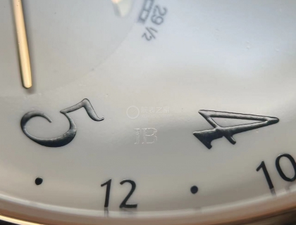 字体圆润，清晰，饱满，盘面还有JB的暗纹