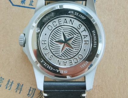 背面密底保证了300m的防水性能要求。海洋之星的LOGO刻在正中间。