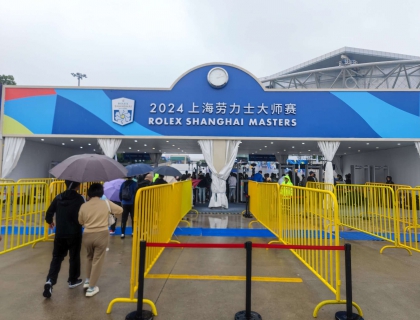 下了一整天的雨，依然浇不灭观众的热情