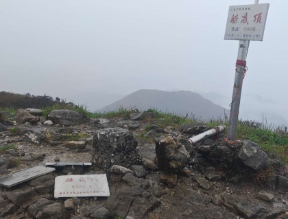 这块表大部分划痕都是在韶关爬船底顶造成的